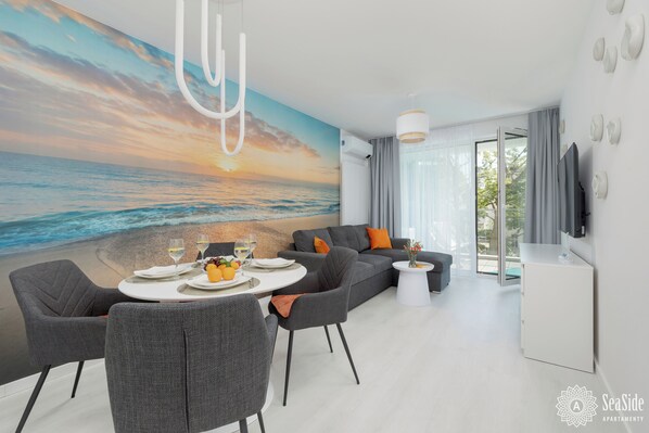 Familienapartment | Wohnbereich | 50-Zoll-LCD-Fernseher mit Satellitenempfang, Bücher