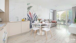 Apartamento conforto | Área de estar | TV LCD 50 polegadas com canais via satélite, livros