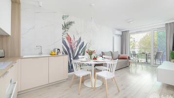 Comfort-Apartment | Wohnbereich | 50-Zoll-LCD-Fernseher mit Satellitenempfang, Bücher