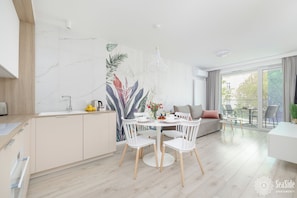 Appartement Confort | Coin séjour | Télévision LCD de 50 pouces avec chaînes par satellite, livres