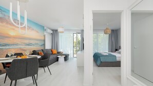Um apartamento moderno com sala de jantar, sala de estar e quarto.