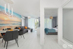 Familienapartment | Wohnbereich | 50-Zoll-LCD-Fernseher mit Satellitenempfang, Bücher