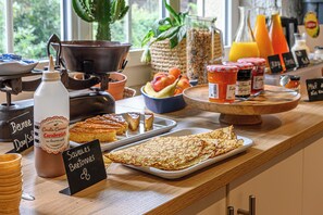 Desayuno buffet todos los d ías (con cargo) 