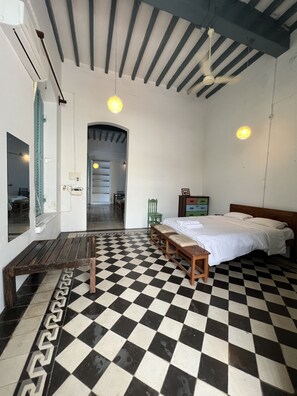 4 bedrooms, iron/ironing board, WiFi, bed sheets - Suffren 26: Heritage Villa in White Town (Rajbhavan)