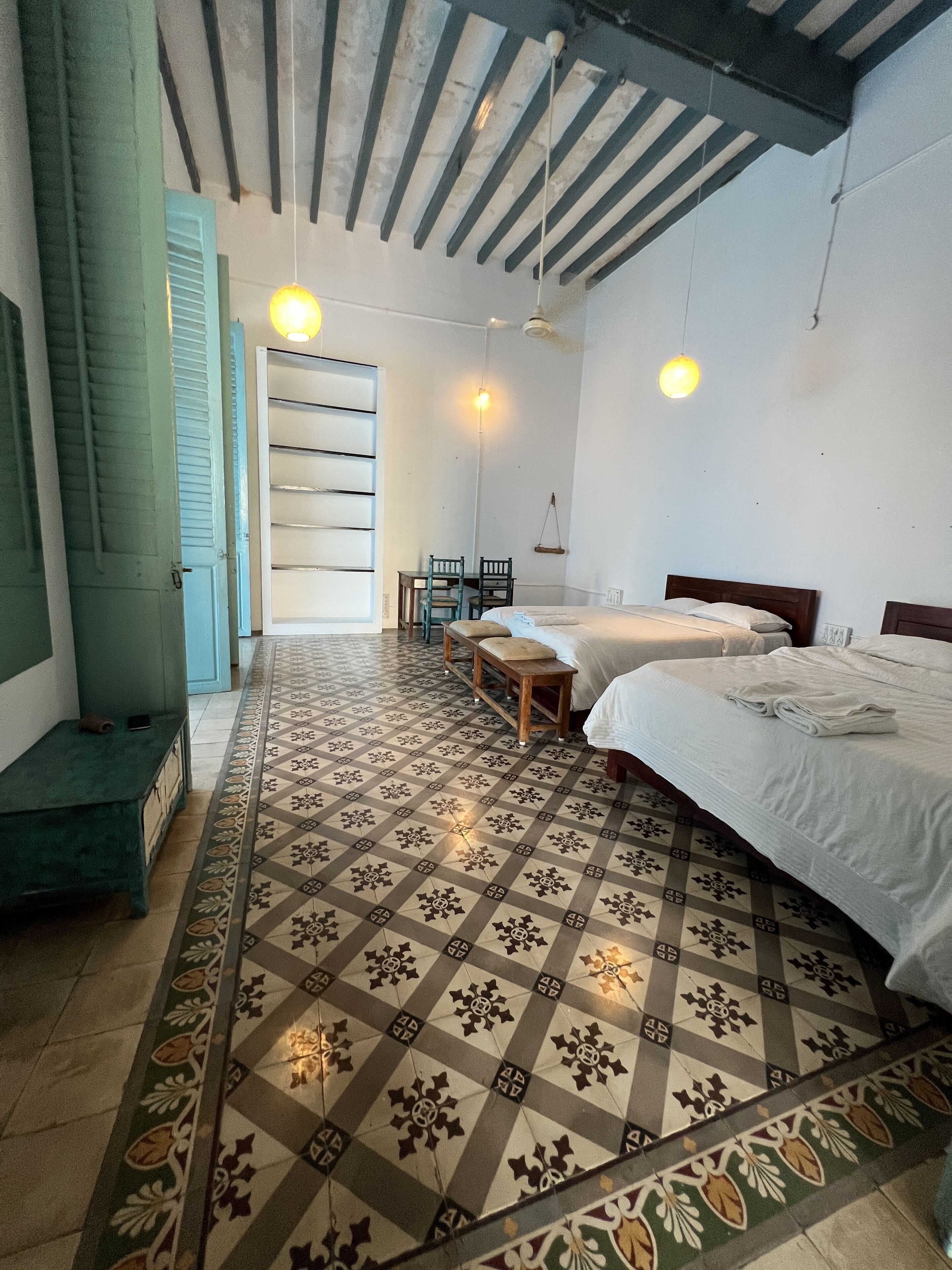 4 bedrooms, iron/ironing board, WiFi, bed sheets