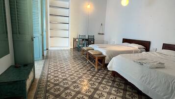 4 bedrooms, iron/ironing board, WiFi, bed sheets