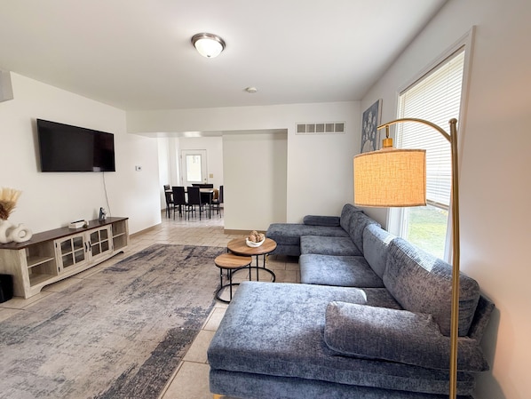TV - Spacious 3BR/2BA Home – Queen Beds + TVs in Every Room (Macomb)