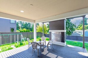 Terrace/patio - Luxe 5-bedroom home in Federal Way (Federal Way)