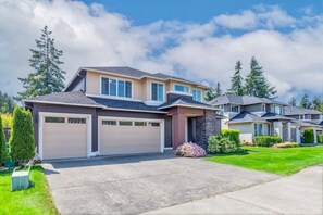 Exterior - Luxe 5-bedroom home in Federal Way (Federal Way)