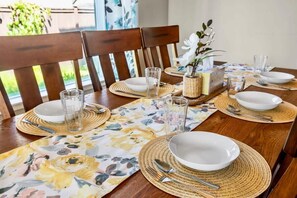 Dining - Luxe 5-bedroom home in Federal Way (Federal Way)