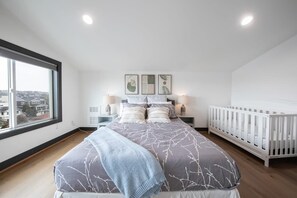 3 bedrooms, desk, iron/ironing board, travel cot - Queen Anne Modern Family Home Free Parking - SLU - Gym (Seattle)