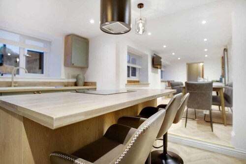 Luxurious Hot Tub Getaway Cottage, FREE Parking