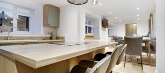 Luxurious Hot Tub Getaway Cottage, FREE Parking