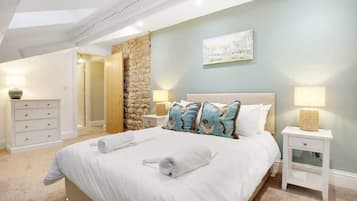 4 bedrooms, iron/ironing board, WiFi, bed sheets