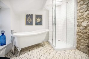 Ducha, secador de pelo y champú
