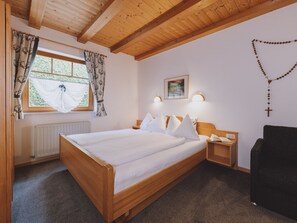 Iron/ironing board, free WiFi, bed sheets