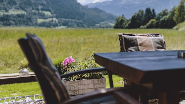 Uma mesa com vista para uma paisagem montanhosa.