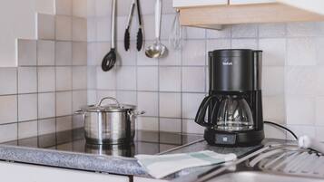 Refrigerador, lavavajillas, cafetera/tetera, tetera/pava eléctrica