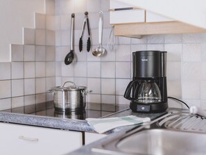 Kühlschrank, Geschirrspüler, Wasserkocher mit Kaffee-/Teezubehör