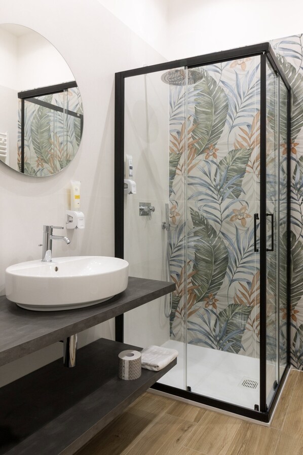 Regadera, secadora de cabello, bidet, toallas