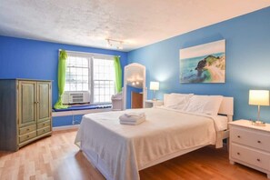 4 bedrooms, iron/ironing board, WiFi, bed sheets