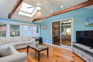 Televisión, videojuegos, futbolito y oficina 