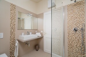 Sèche-cheveux, serviettes fournies, savon, papier toilette