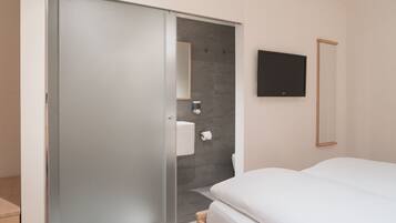 Neljän hengen classic-huone | Kylpyhuone | Suihku, pyyhkeet, saippua, sampoo