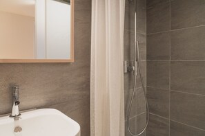 Classic Double Room | Bathroom | Shower, towels, soap, shampoo - Lodge Brocco & Posta (Mesocco)