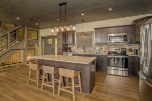 ثلاجة، ميكروويف، فرن، موقد طهي مسطح