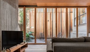 TV, offices - Award-Winning Loft in Roma Norte, Terrace & Gym (Ciudad de México)