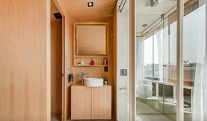 シャワー、環境にやさしいバスアメニティ、ヘアドライヤー、タオル