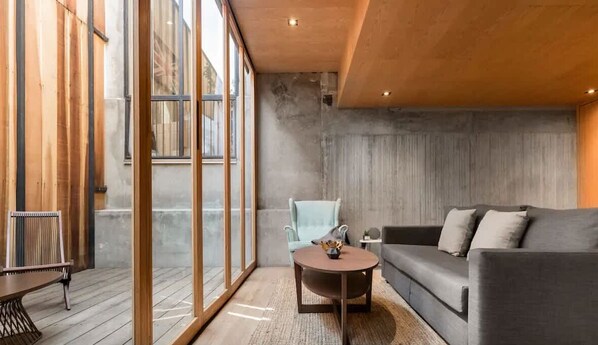 Een televisie en een kantoor