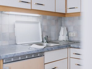 Réfrigérateur, lave-vaisselle, cafetière/bouilloire