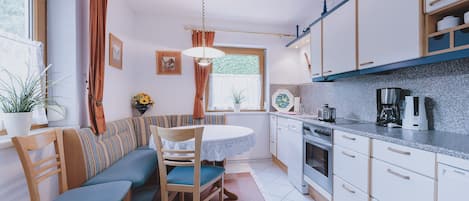 ثلاجة، ميكروويف، فرن، غسالة أطباق