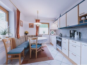 Een koelkast, een microgolfoven, een oven, een vaatwasser