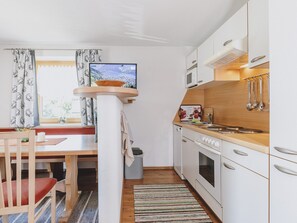 Kühlschrank, Ofen, Geschirrspüler, Wasserkocher mit Kaffee-/Teezubehör