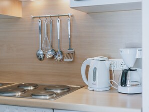 Kühlschrank, Ofen, Geschirrspüler, Wasserkocher mit Kaffee-/Teezubehör