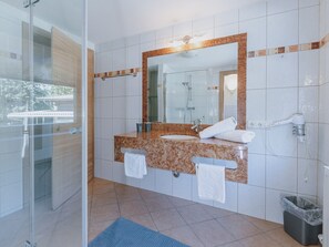 Shower, hair dryer, towels