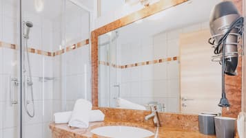 Dusche, Haartrockner, Handtücher