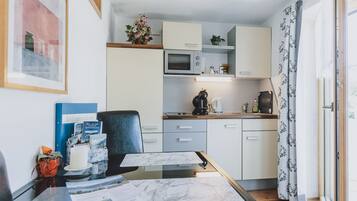 Kühlschrank, Mikrowelle, Wasserkocher mit Kaffee-/Teezubehör