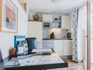 Køleskab, mikrobølgeovn, kaffe-/temaskine, elkedel