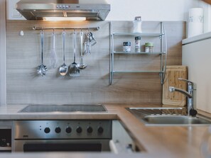 Kühlschrank, Mikrowelle, Ofen, Geschirrspüler