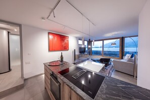 Frigorifero, forno, piano cottura, lavastoviglie