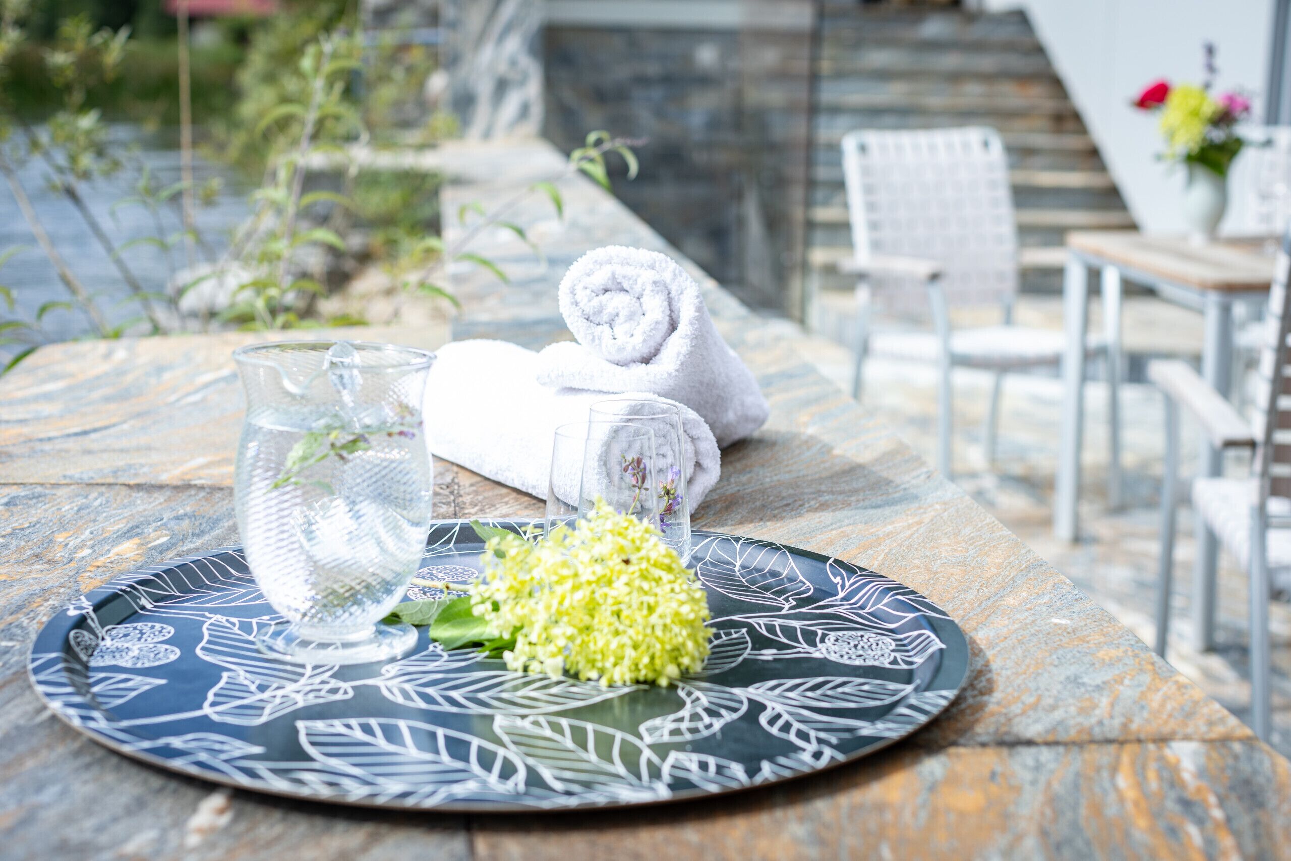 Une table avec une assiette décorative, un verre d’eau et une serviette.
