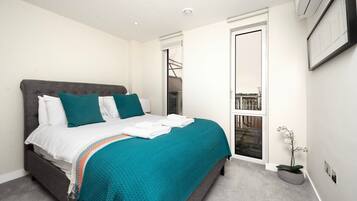 2 bedrooms, desk, iron/ironing board, WiFi