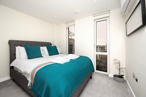 2 bedrooms, desk, iron/ironing board, WiFi - Modern Bromley Penthouse with Balcony & Views (Greater London)