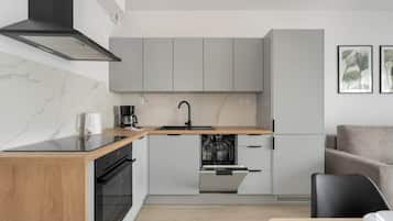 Fridge, oven, stovetop, dishwasher