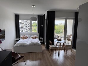 Een strijkplank/strijkijzer, wifi, beddengoed
