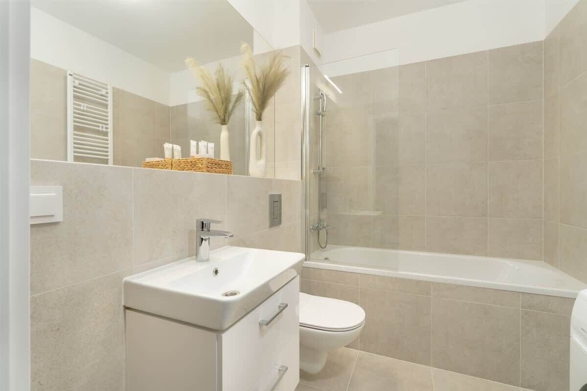 Douche, sèche-cheveux, serviettes fournies, shampoing